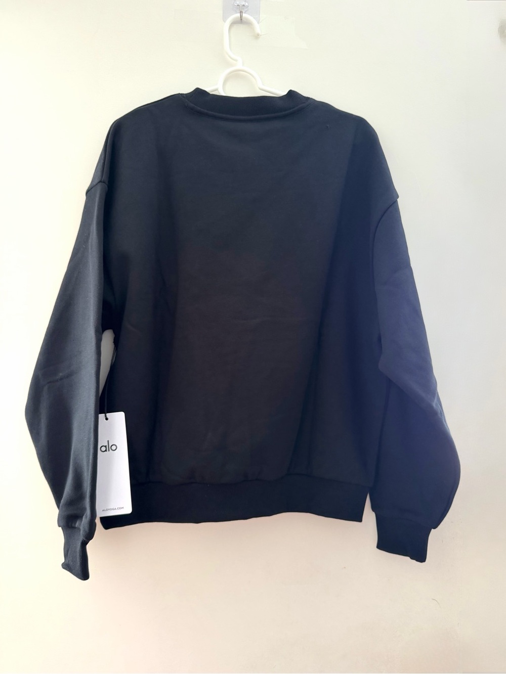 ALO Yoga Black Accolade Crewneck Sweatshirt - NEW (❗️ONLY $66+ offers accepted) - Picture 2 of 3